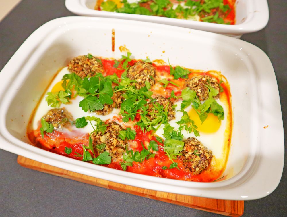 Easy Shakshuka with Vegetarian Meatballs – Delicious and Simple